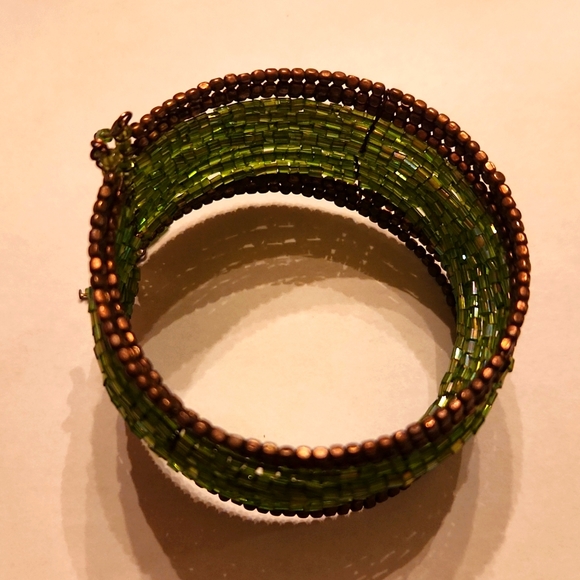 Vintage green beaded bronze beaded edge cuff - Picture 3 of 12